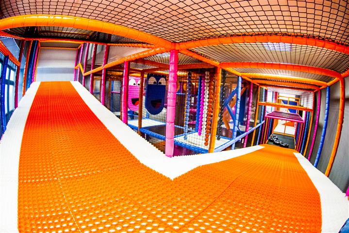 Promenades en toboggan et en ponton